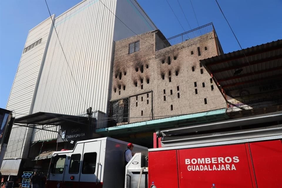 Un incendio se desató en una bodega del Mercado de Abastos.