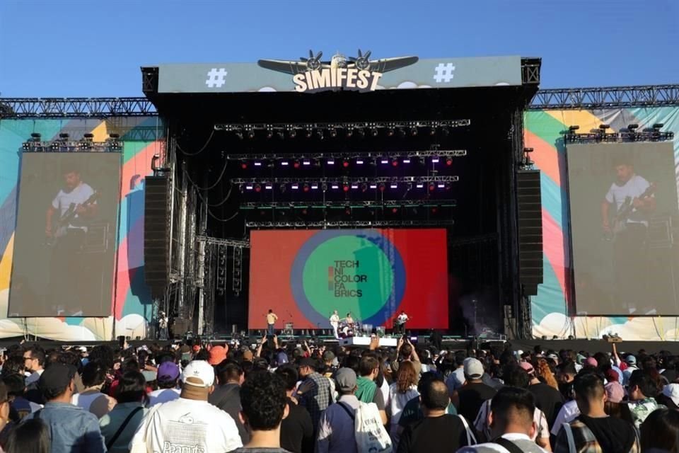 La primera edición del SimiFest estuvo plagada de mucha música, cerveza y algunos peluches y botargas de un famoso doctor patrocinador.