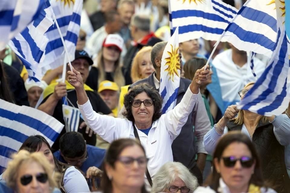 Seguidores de Álvaro Delgado, candidato presidencial del gobernante Partido Nacional, en su acto de cierre de campaña para la segunda vuelta presidencial en Montevideo, Uruguay.