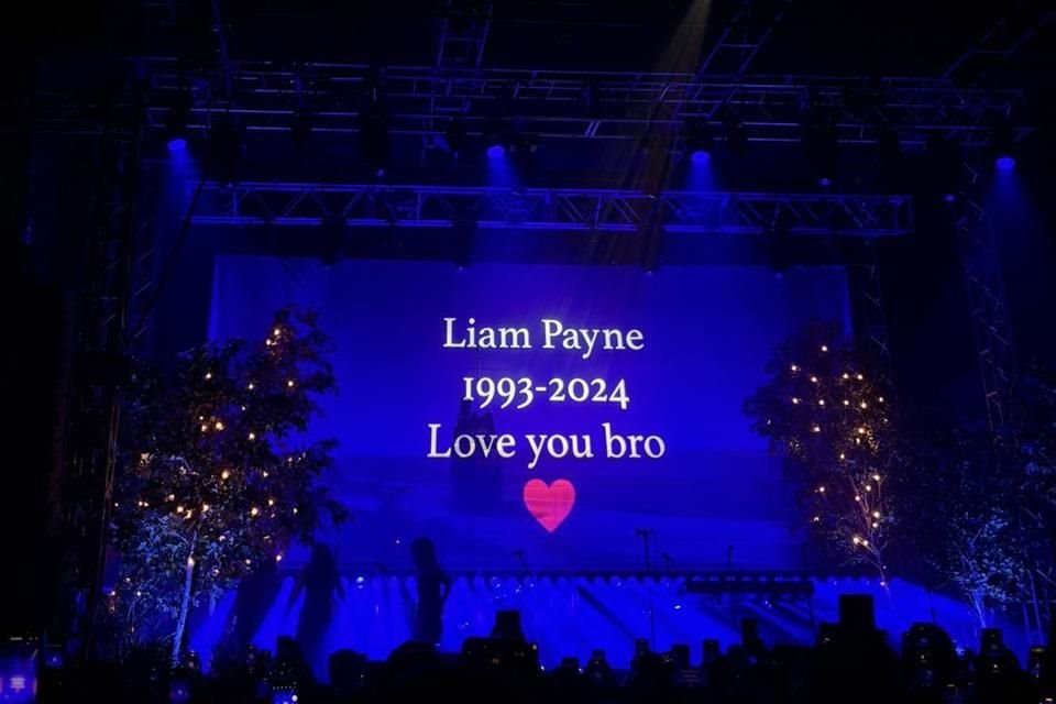 Zayn se detuvo frente a un telón con la frase: 'Liam Payne 1993-2024. Te amo, hermano'.