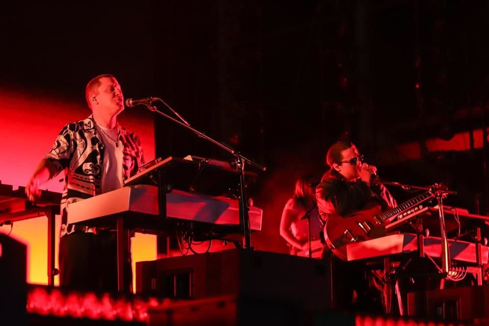 El escenario iluminado en rojo y la vibrante atmósfera que creó Jungle levantaron el polvo del Parque Bicentenario.