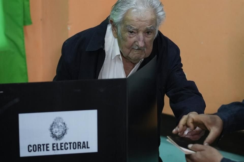 El ex Mandatario José Mujica emite su voto durante la segunda vuelta de la elección presidencial en Uruguay.