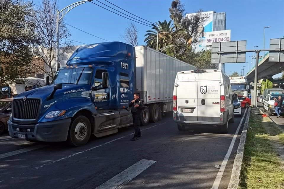 El tráiler esperaba el cambio de luz en el semáforo cuando el vehículo impactó la parte trasera.