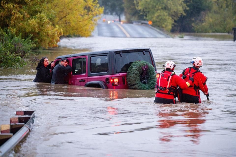 Bomberos rescatan a una pareja varada por una inundación en Windsor, California, el 22 de noviembre del 2024.