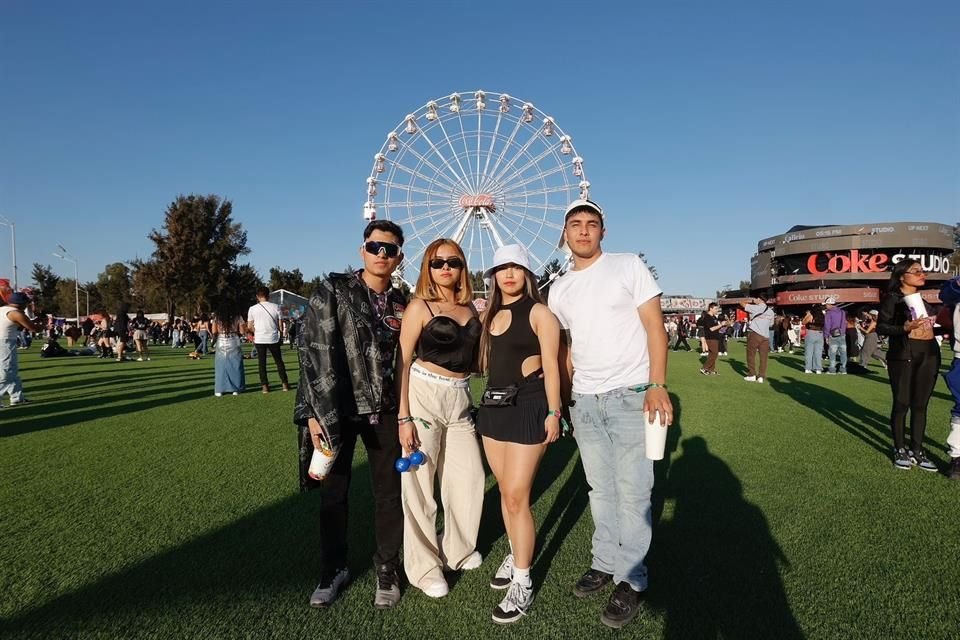 Afuera del Autódromo Hermanos Rodríguez, para el último día del Flow Fest, fans compraron estampitas religiosas con imágenes de sus ídolos.