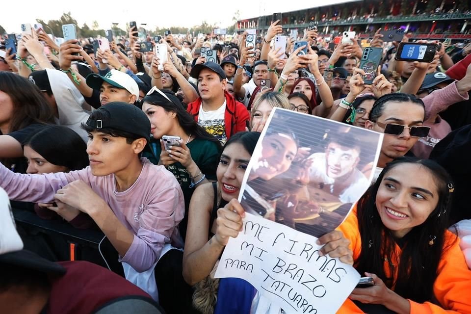 Una audiencia mayormente joven es la que empezó a darle vida al lugar, donde muchas personas llegaron con atuendos brillantes, cadenas y mucha producción.