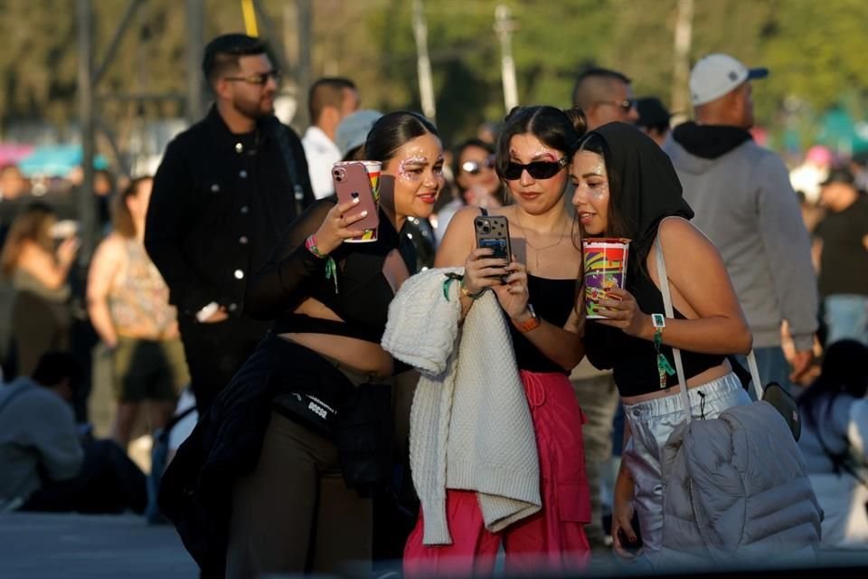 La audiencia, en su mayoría jóvenes, arribaron al festival con looks cargados de brillo y color.