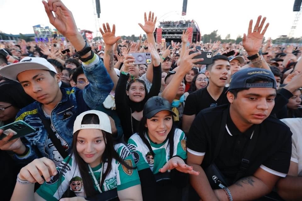 Antes de su show, y para hacer tiempo, como sucede ya en estos festivales, la producción enfocó a asistentes en la fan cam y les puso filtros y retoques a los que fueron exhibidos.