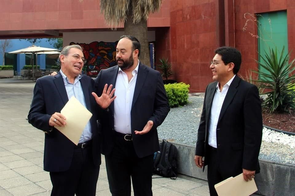 César Jiménez Flores, presidente ejecutivo de Ternium México; Emmanuel Loo, encargado de la Oficina de la Secretaría de Economía estatal, y José Guadalupe Olvera, director de Propymes Ternium.