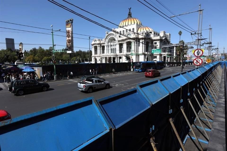 Muro azul. Vallas de dos metros de alto, con pintas de protestas anteriores, fueron colocadas alrededor de Bellas Artes, previo a la marcha del 25N.