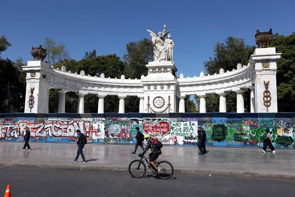 Las murallas también fueron colocadas para resguardar el Hemiciclo a Juárez, en plena Alameda Central.