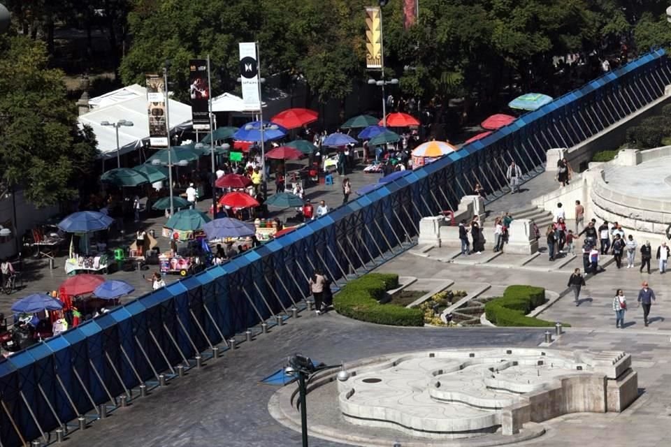 De un lado, prolifera el ambulantaje; del otro, visitantes se fotografían junto a Bellas Artes.