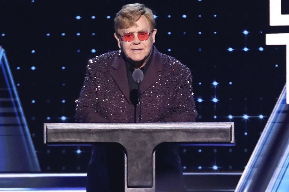 Elton John reveló que ya perdió la visión en su ojo derecho por una infección, aunque está esperanzado de que se pueda revertir.