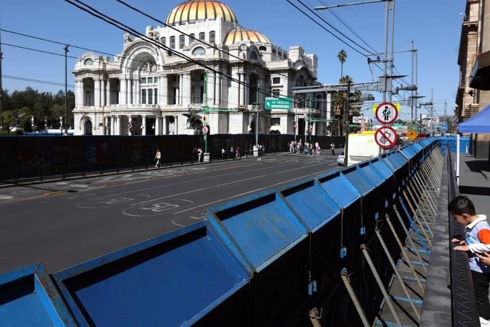 Vallas metálicas fueron colocadas sobre Eje Central previo a la protesta de este 25 de noviembre.