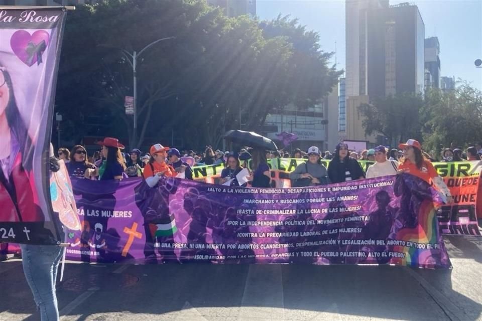 Grupos de mujeres se manifiestan hoy en la CDMX en contra de la violencia. Por la conmemoración del 25 de noviembre, Día Internacional para la Eliminación de la Violencia contra las Mujeres.