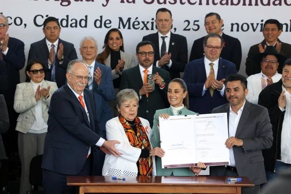 Ceremonia de firma del Acuerdo Nacional por el Derecho Humano al Agua y la Sustentabilidad, en el Parque Ecológico Xochimilco.