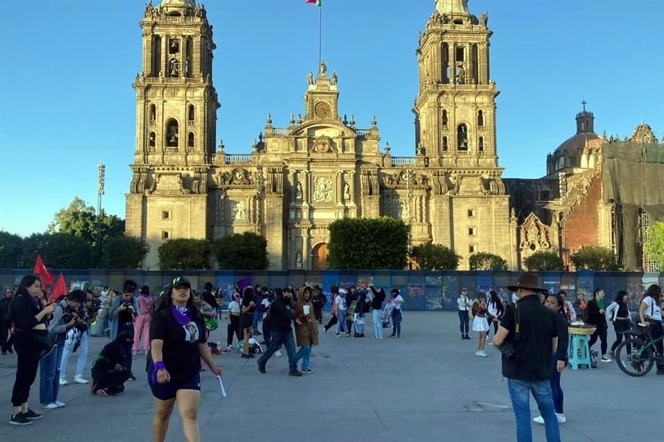 Al llegar al Zócalo, los grupos encontraron vallas metálicas de más de dos metros de altura en un cerco más amplio que años anteriores, alrededor de la Catedral y Palacio Nacional.