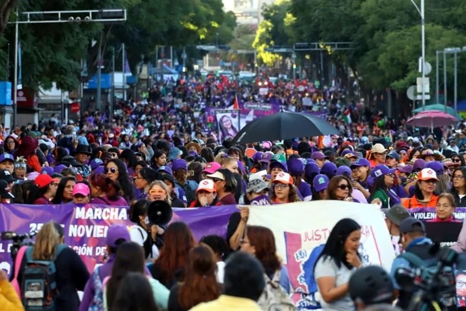 Marcha conmemorativa al día internacional por la desaparición de violencia hacia las mujeres.