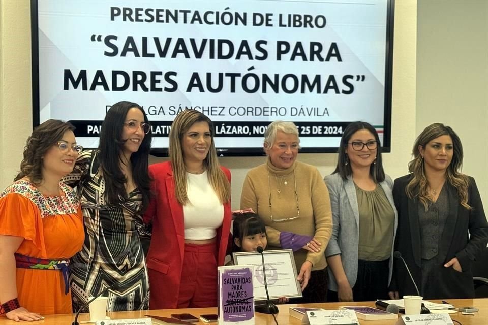 Diana Luz Vázquez, escritora del libro 'Salvavidas Para Madres Autónomas' e impulsora de la Ley Sabina, realizó el texto con base en testimonios de mujeres.