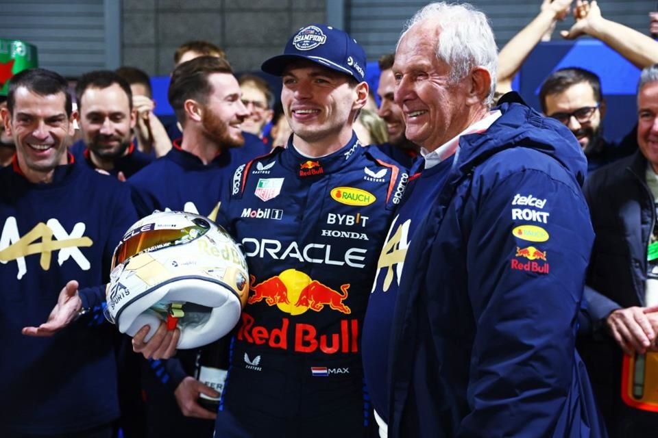 Verstappen celebra el tetracampeonato al lado de Marko.