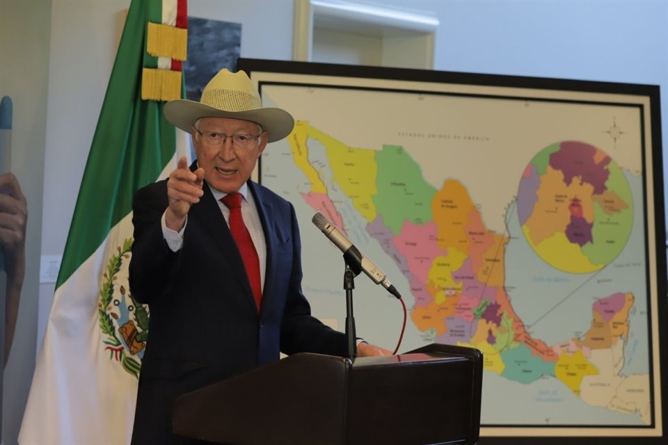 El Embajador Ken Salazar en conferencia.