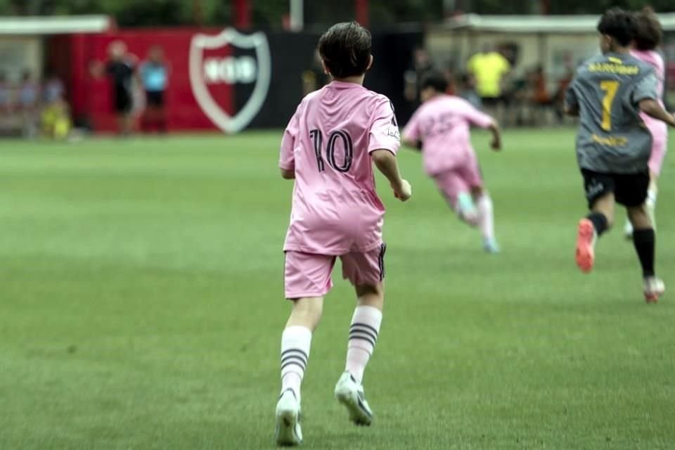 Thiago Messi usó la playera número 10.