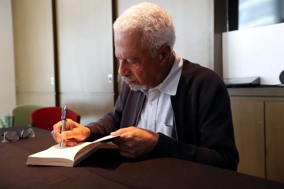 Al término de la conferencia de prensa, el escritor tanzano firmó algunos libros.