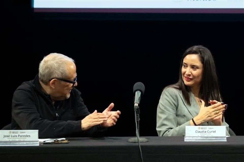 José Luis Paredes 'Pacho', director del Sistema de Apoyos a la Creación y Proyectos Culturales, y Claudia Coriel de Icaza, Secretaria de Cultura, en la conferencia donde se anunció el Foro Nacional de Creadores.