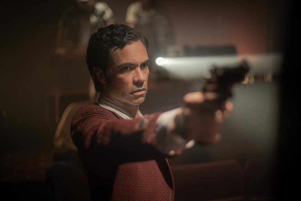 La serie cuenta la historia de Roman Compte (Danny Pino), un exiliado cubano que gestiona el hotel The Mutiny Club en el Miami de los años 70, donde la droga va y viene como en un mercado sin reglas.