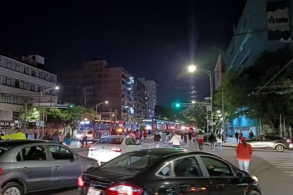 Vecinos cerraron Avenida Cuauhtémoc como parte de la protesta.