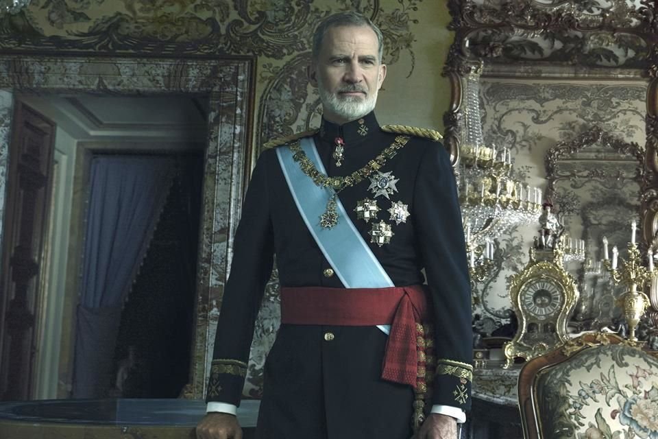 La imagen presenta a Felipe VI en toda la sobriedad de su cargo, vestido con uniforme militar, con la banda azul de la Orden de Carlos III.