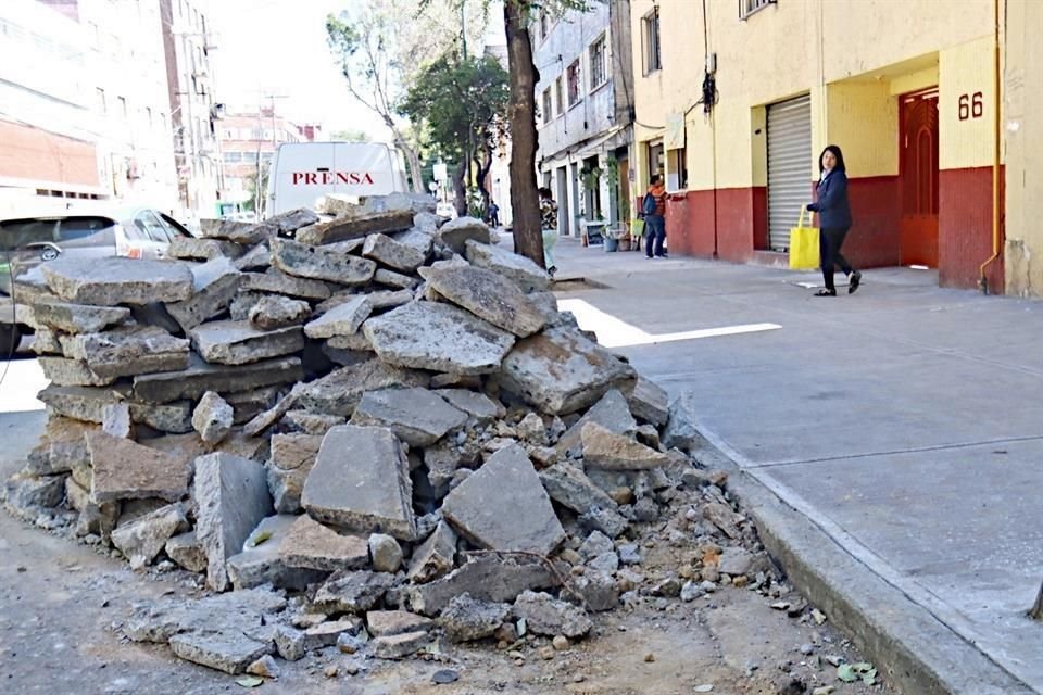 Entre concreto. Vecinos deben maniobrar para evadir el montón de escombros que bloquea aceras y calles.