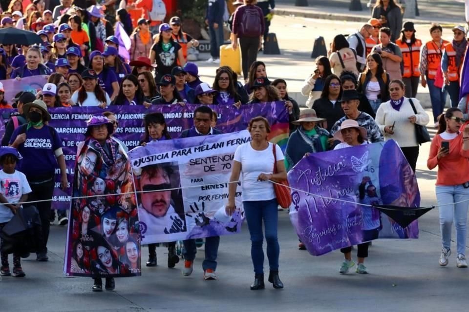 La marcha por el Día Internacional para Eliminar la Violencia contra la Mujer estuvo encabezada por familiares de víctimas.