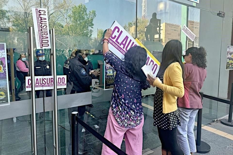 CLAUSURADO Mujeres se manifestaron afuera de las instalaciones del Poder Judicial y señalaron parcialidad de los jueces.