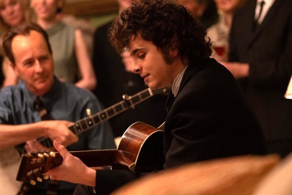 En un nuevo detrás de cámaras de 'A Complete Unknown', se revela que Timothée Chalamet canta 40 rolas de Bob Dylan en su biopic.