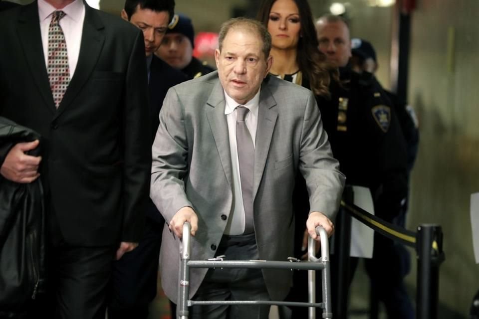 Su abogado, Imran H. Ansari, denunció que Weinstein ha sido obligado a usar ropa manchada de sangre durante semanas.