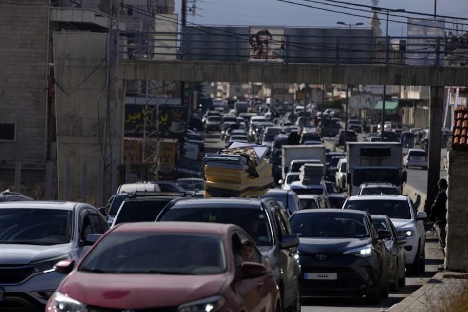 Residentes desplazados vuelven a sus hogares en Líbano, el 27 de noviembre del 2024.