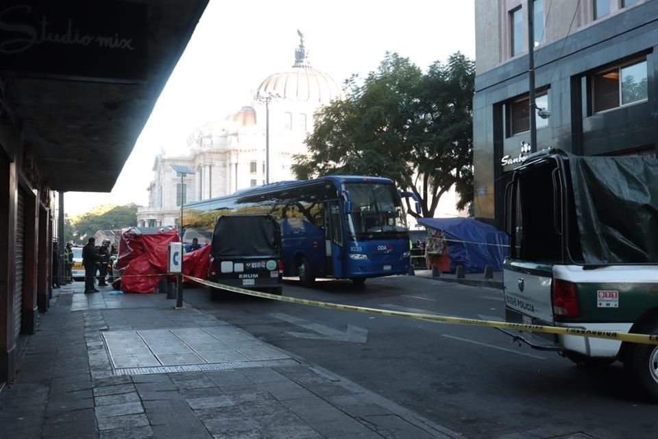 Según testigos, la víctima perdió el control al cruzar un reductor de velocidad y cayó al paso del vehículo de pasajeros, cuyo conductor le pasó por encima.