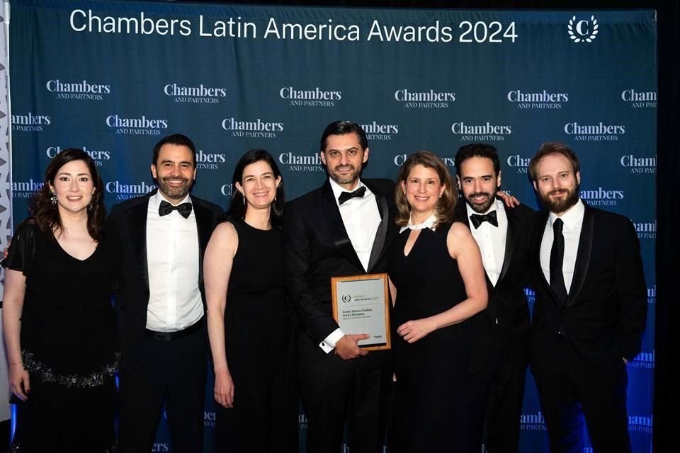 Mónica Tantaleán con el equipo de Creel, García-Cuéllar, Aiza y Enríquez, Firma del Año en México.