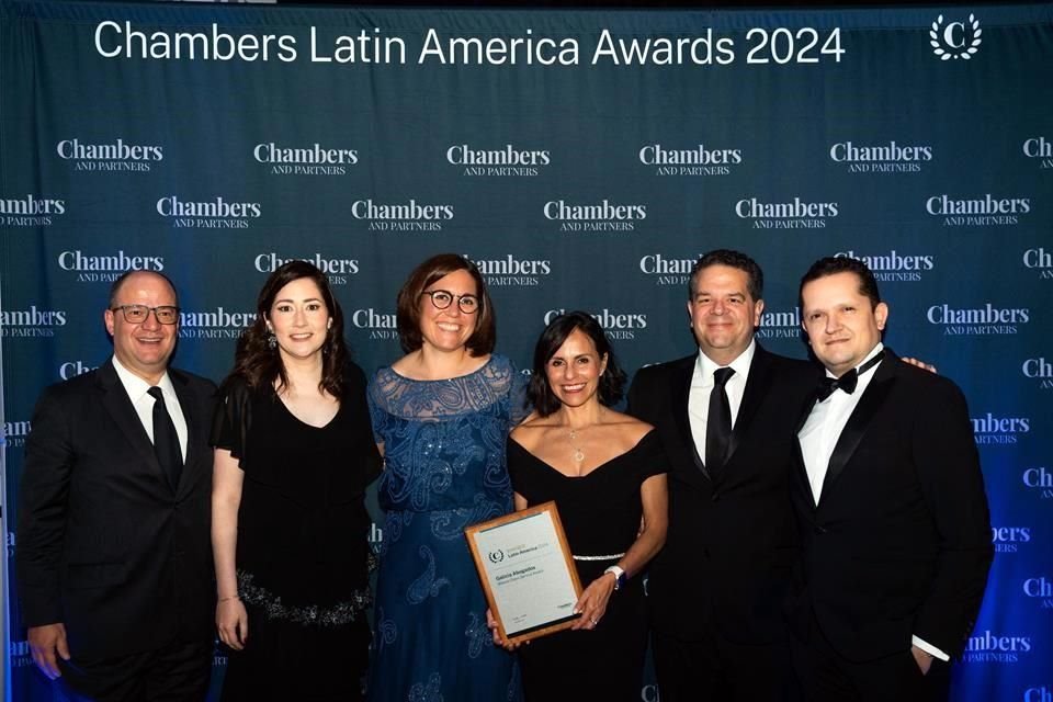 Mónica Tantaleán acompaña a Galicia Abogados, firma que recibió el premio Client Service, México.