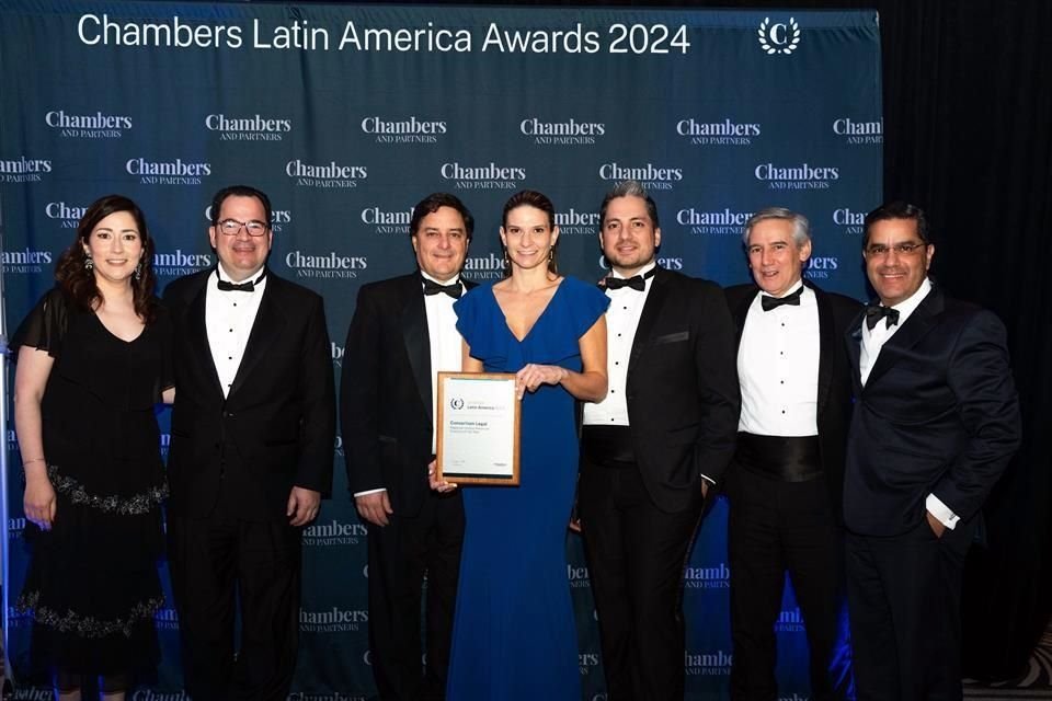 Mónica Tantaleán con el equipo de Consortium Legal, que recibió el nombramiento de Regional Central American Practice of the Year.