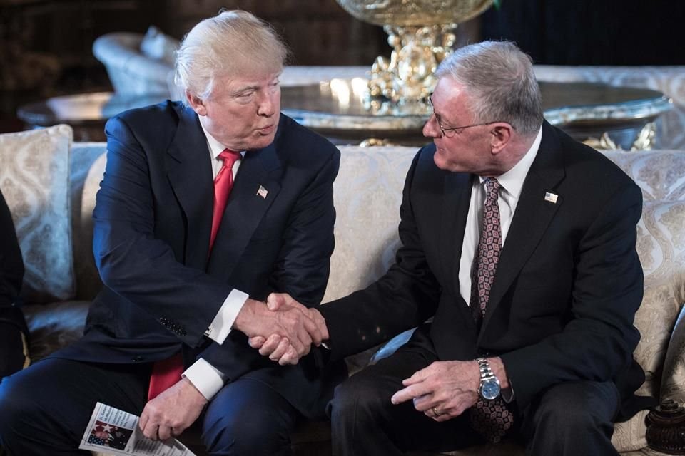 Keith Kellogg y Donald Trump durante una reunión en Mar-a-Lago en Florida, el 20 de Febrero del 2017.