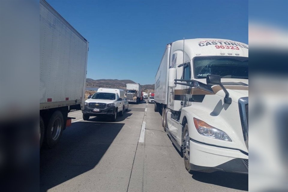 Ejidatarios de Hidalgo, Tlaxcala y Edomex bloquean autopista Arco Norte con piedras y ramas; exigen pago por tierras; crece caos vial.