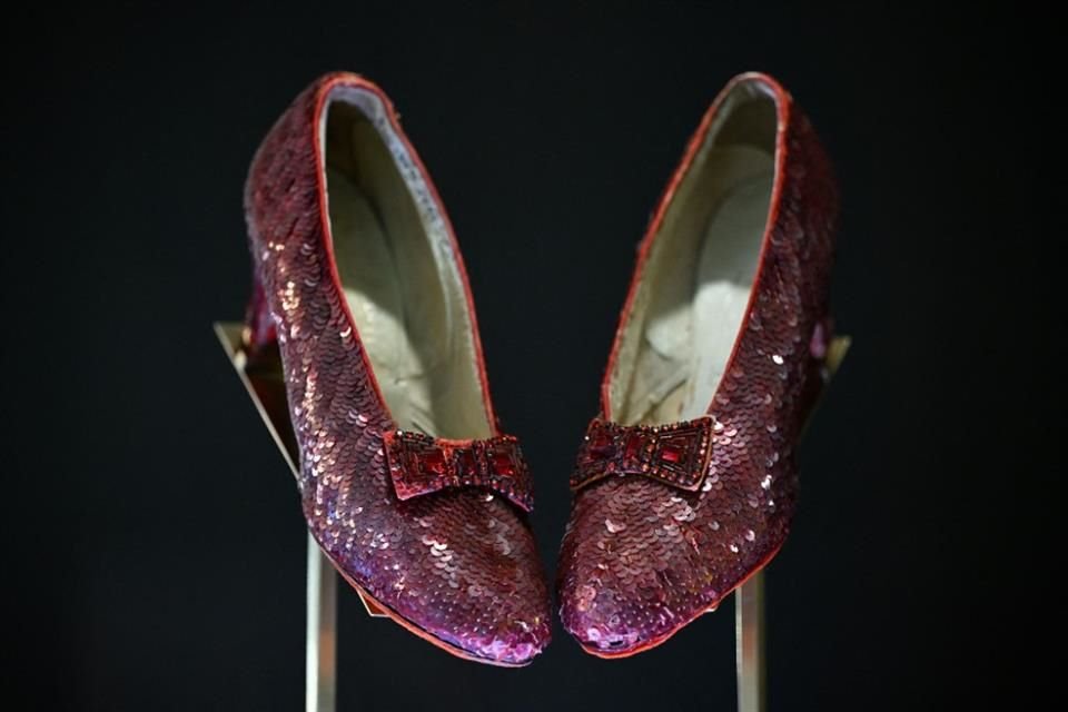 Los zapatos rojos que Judy Garland usó en 'El Mago de Oz', robados hace casi 20 años y recuperados en 2018, serán subastados en diciembre.