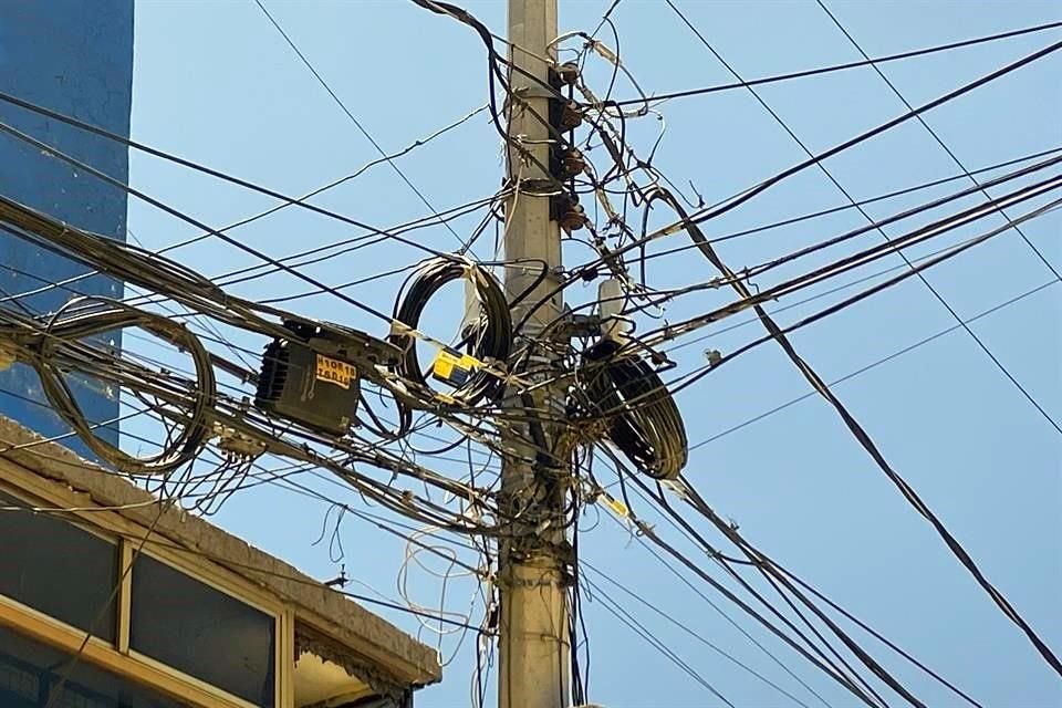 Las marañas de cables son común en distintos puntos del País, como en este poste de la Gustavo A. Madero en la CDMX.