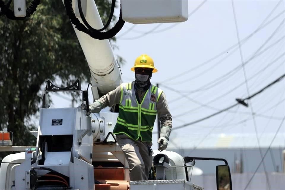 Trabajadores de la Comisión Federal de electricidad durante maniobras.