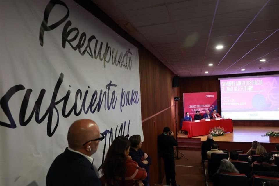 En el Auditorio Fray Bernardino de Sahagún del Museo Nacional de Antropología e Historia, sede del foro, trabajadores colocaron mantas exigiendo un mayor presupuesto.