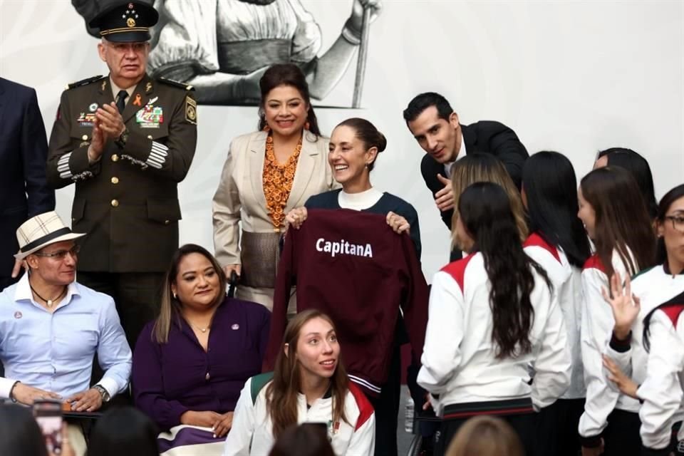 Aunque llegó como capitana, la Presidenta prefirió ser madrina.