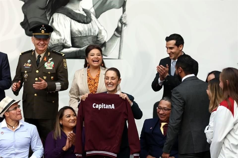 La Presidenta en madrina de la delegación mexicana en el siguiente ciclo olímpico.