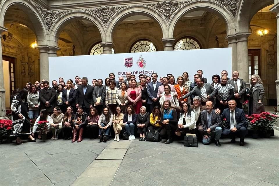 Durante la reunión también estuvieron presentes miembros del gabinete de la Ciudad de México.